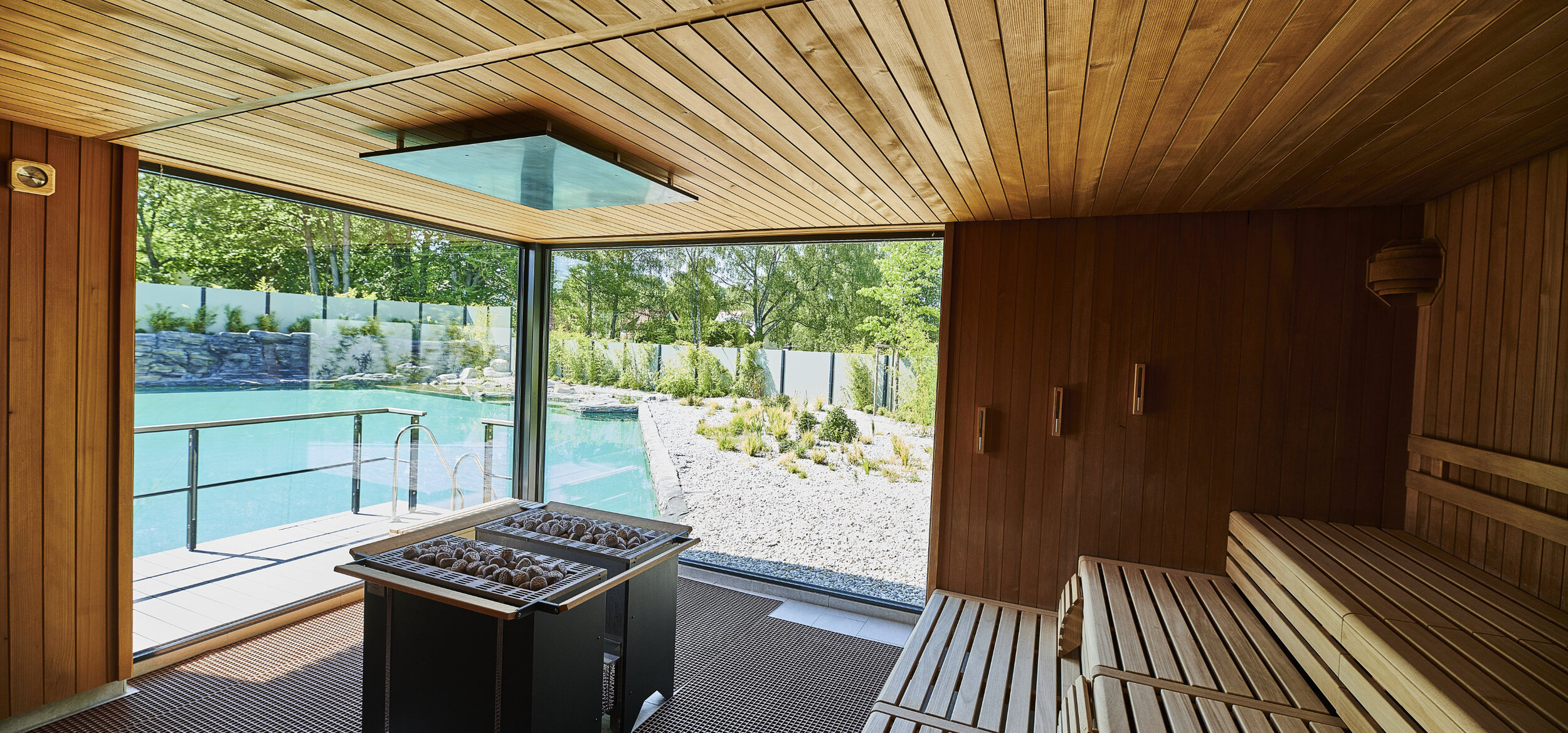 Sauna with a view of the natural pond with Balena system in the “fresch” leisure pool and sauna complex in Freising