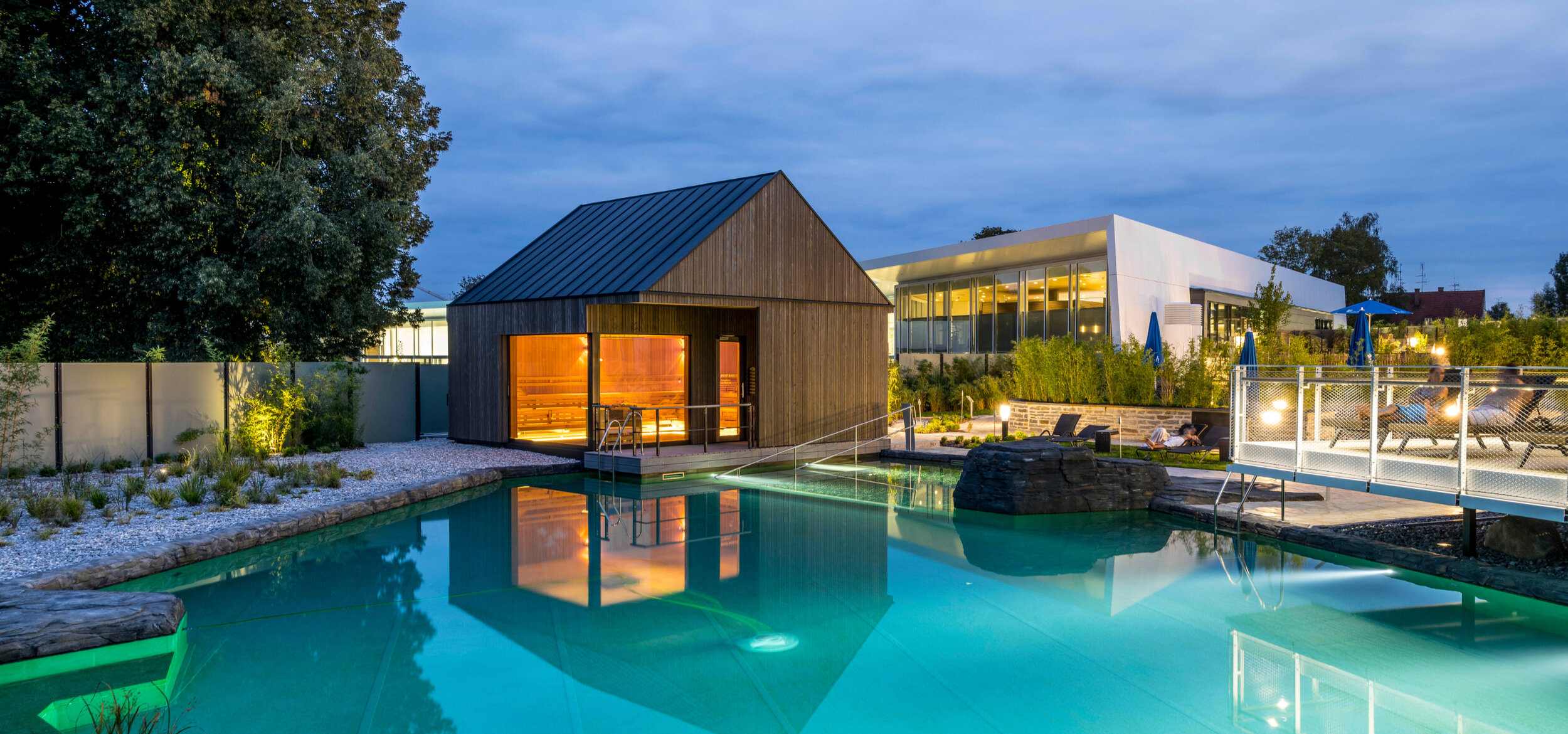 Sauna and swimming pond in the “fresch” leisure pool and sauna complex in Freising with the lighting switched on